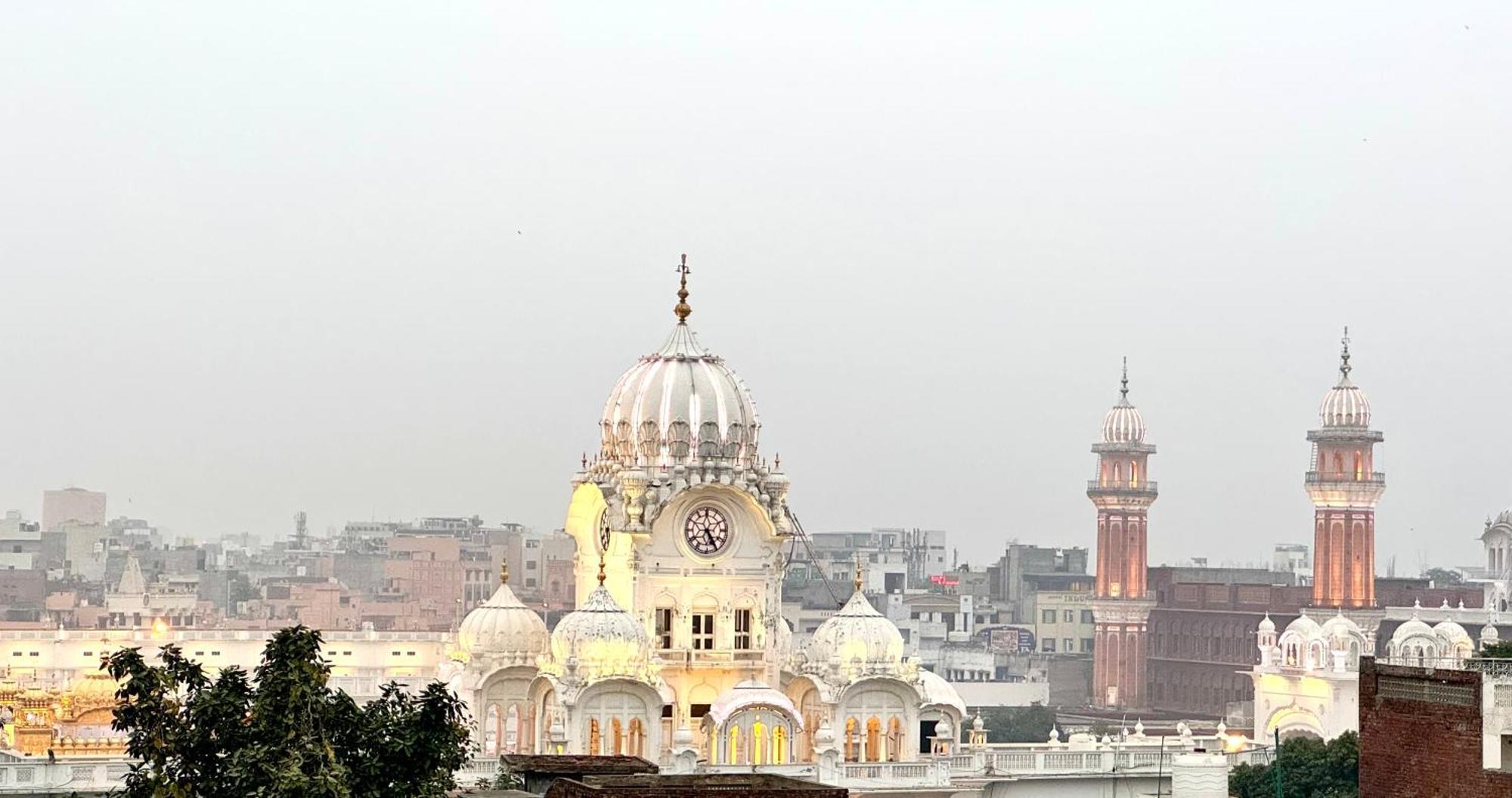 Hotel Heaven View - 50M From Golden Temple アムリトサル エクステリア 写真