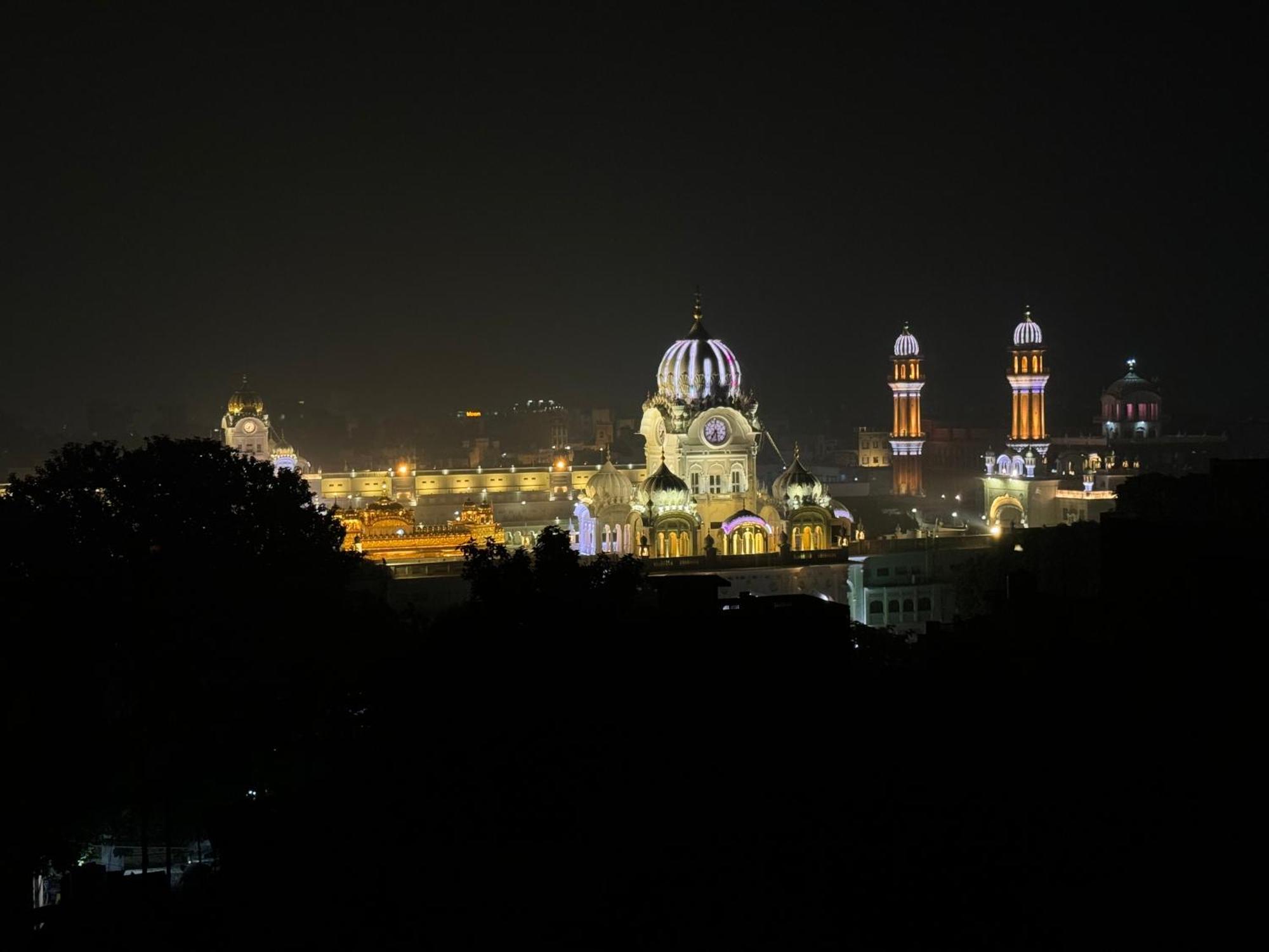 Hotel Heaven View - 50M From Golden Temple アムリトサル エクステリア 写真