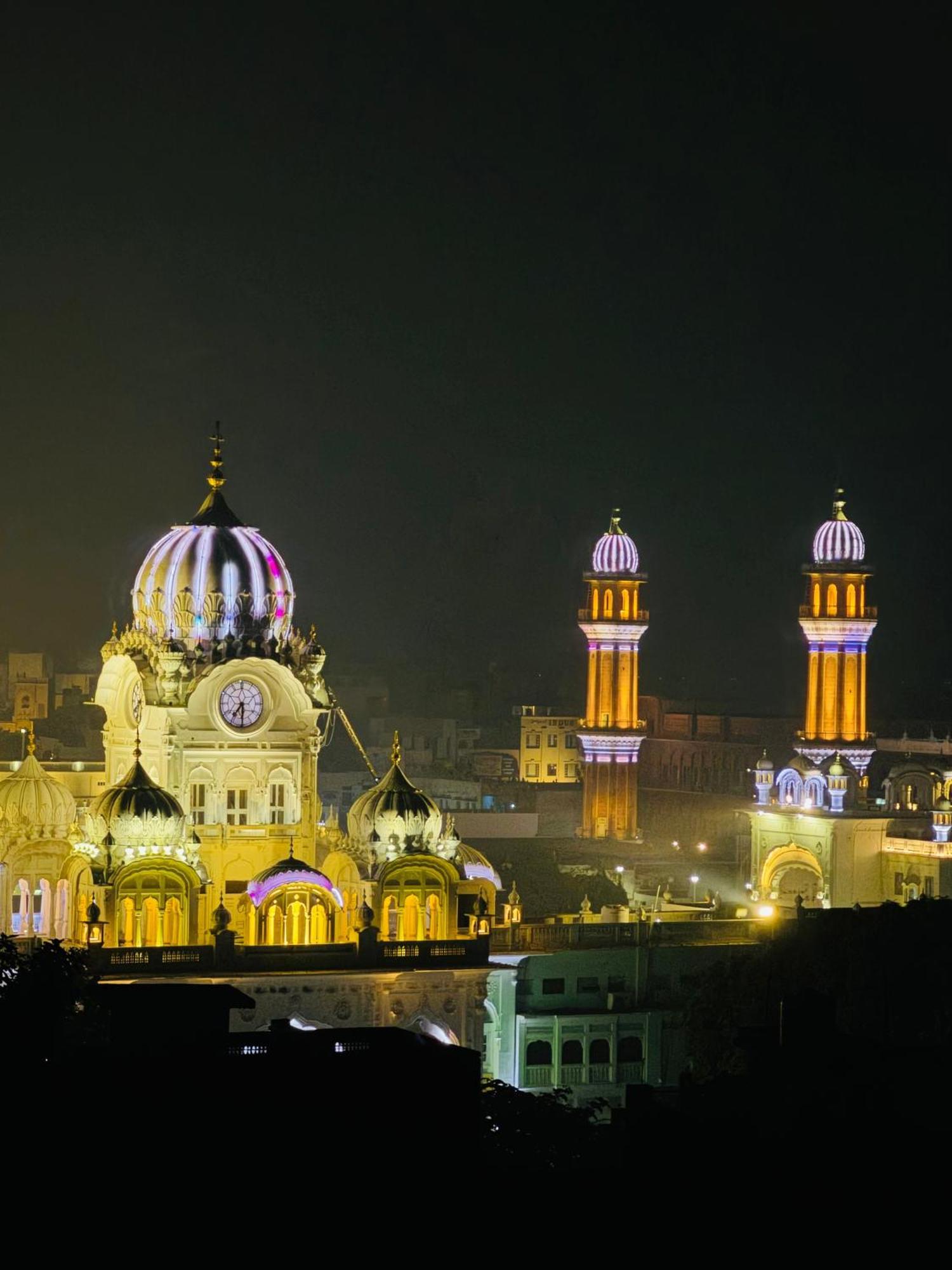 Hotel Heaven View - 50M From Golden Temple アムリトサル エクステリア 写真