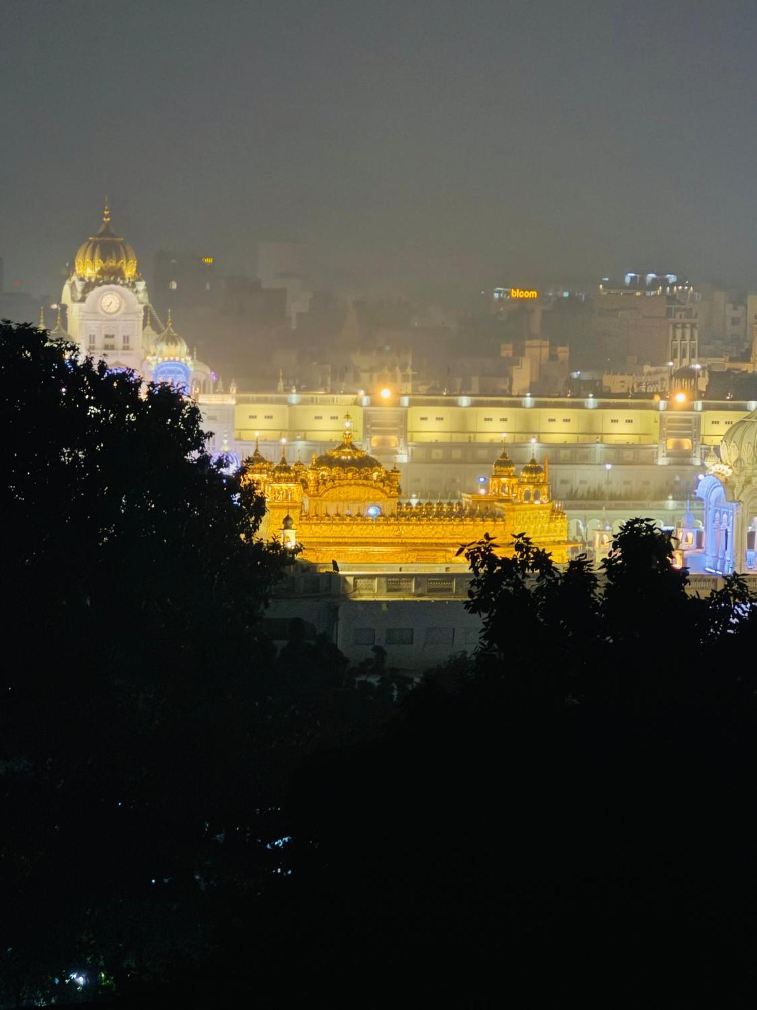 Hotel Heaven View - 50M From Golden Temple アムリトサル エクステリア 写真